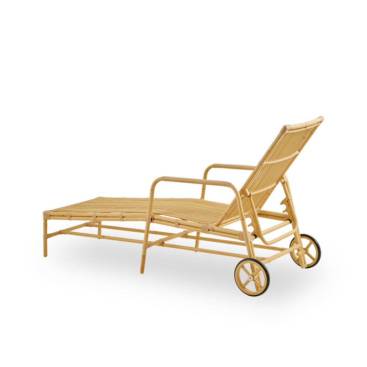 Bagfra vinkel af Josephine solseng med justerbart ryglæn og hjul for nem mobilitet. Aluminiumsramme i håndmalet rattanlook med ArtFibre-flet.