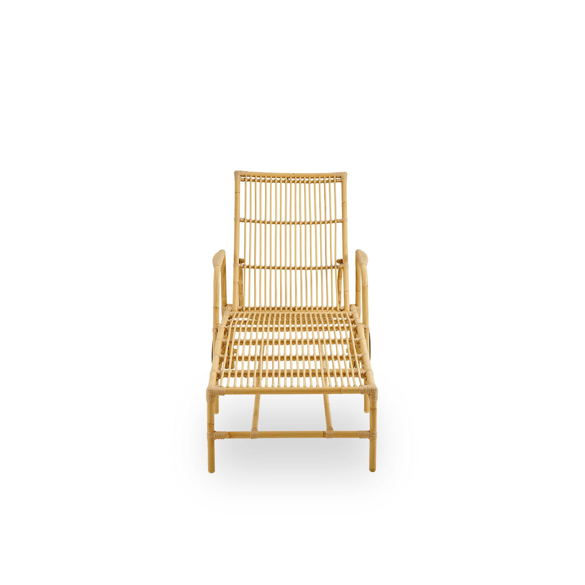 Ren front vinkel af Josephine solvogn med justerbar ryglæn og hjul for nem mobilitet.
Aluminiumsramme i håndmalet rattan-look med ArtFibre-fletninger.