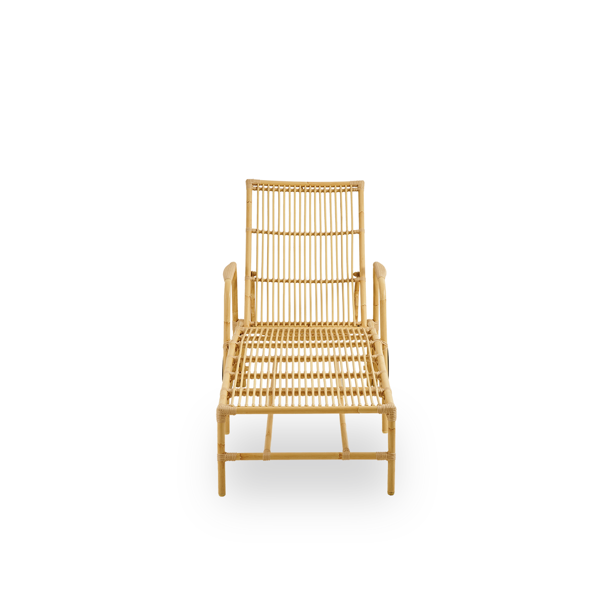 Ren front vinkel af Josephine solvogn med justerbar ryglæn og hjul for nem mobilitet.
Aluminiumsramme i håndmalet rattan-look med ArtFibre-fletninger.