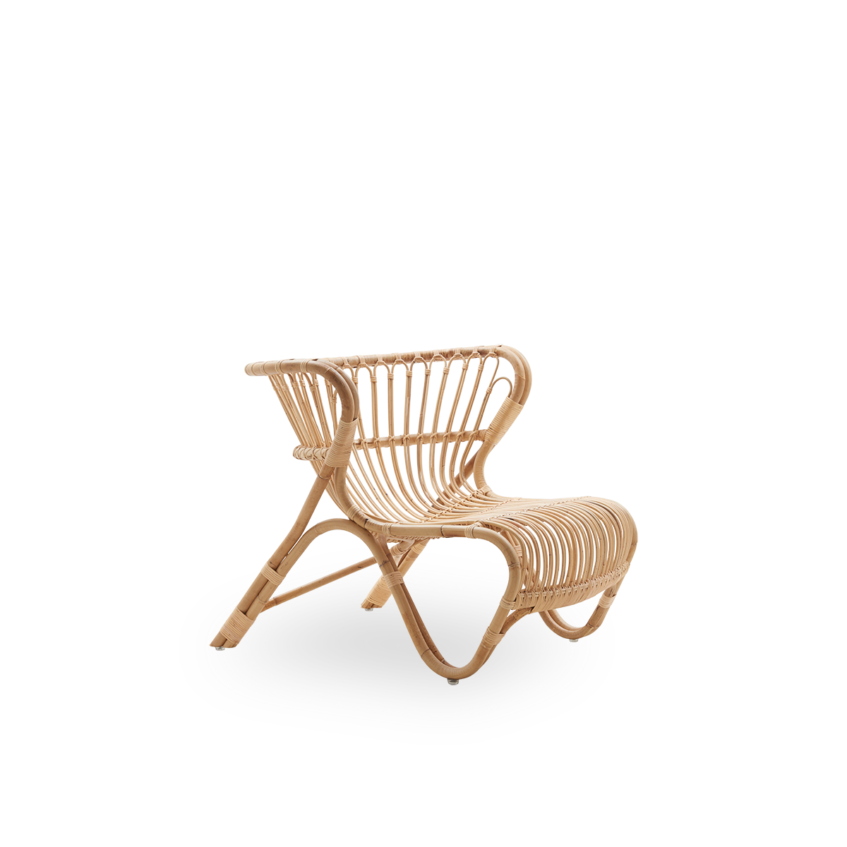 Side view af Fox loungestol i naturlig rattanfarve, designet af Viggo Boesen. Lav, kurvet fletloungestol, håndlavet i rattan af høj kvalitet fra Indonesien.