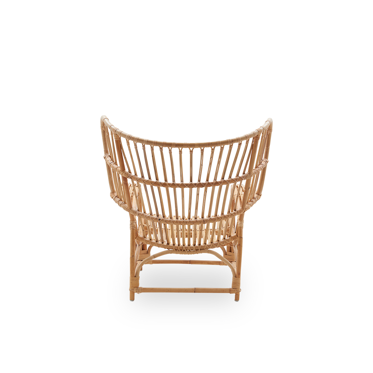Side view af Teddy loungestol designet af Viggo Boesen, stor omsluttende loungestol inspireret af 1800-tallets wing chair. Håndlavet i høj kvalitet Indonesisk rattan.