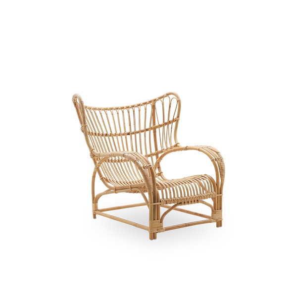 Side view af Teddy loungestol designet af Viggo Boesen, stor omsluttende loungestol inspireret af 1800-tallets wing chair. Håndlavet i høj kvalitet Indonesisk rattan.