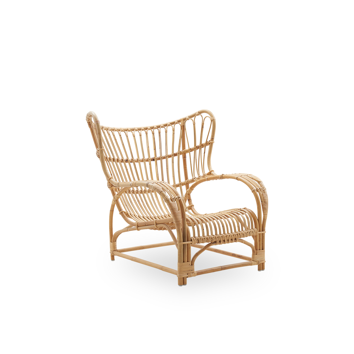 Side view af Teddy loungestol designet af Viggo Boesen, stor omsluttende loungestol inspireret af 1800-tallets wing chair. Håndlavet i høj kvalitet Indonesisk rattan.