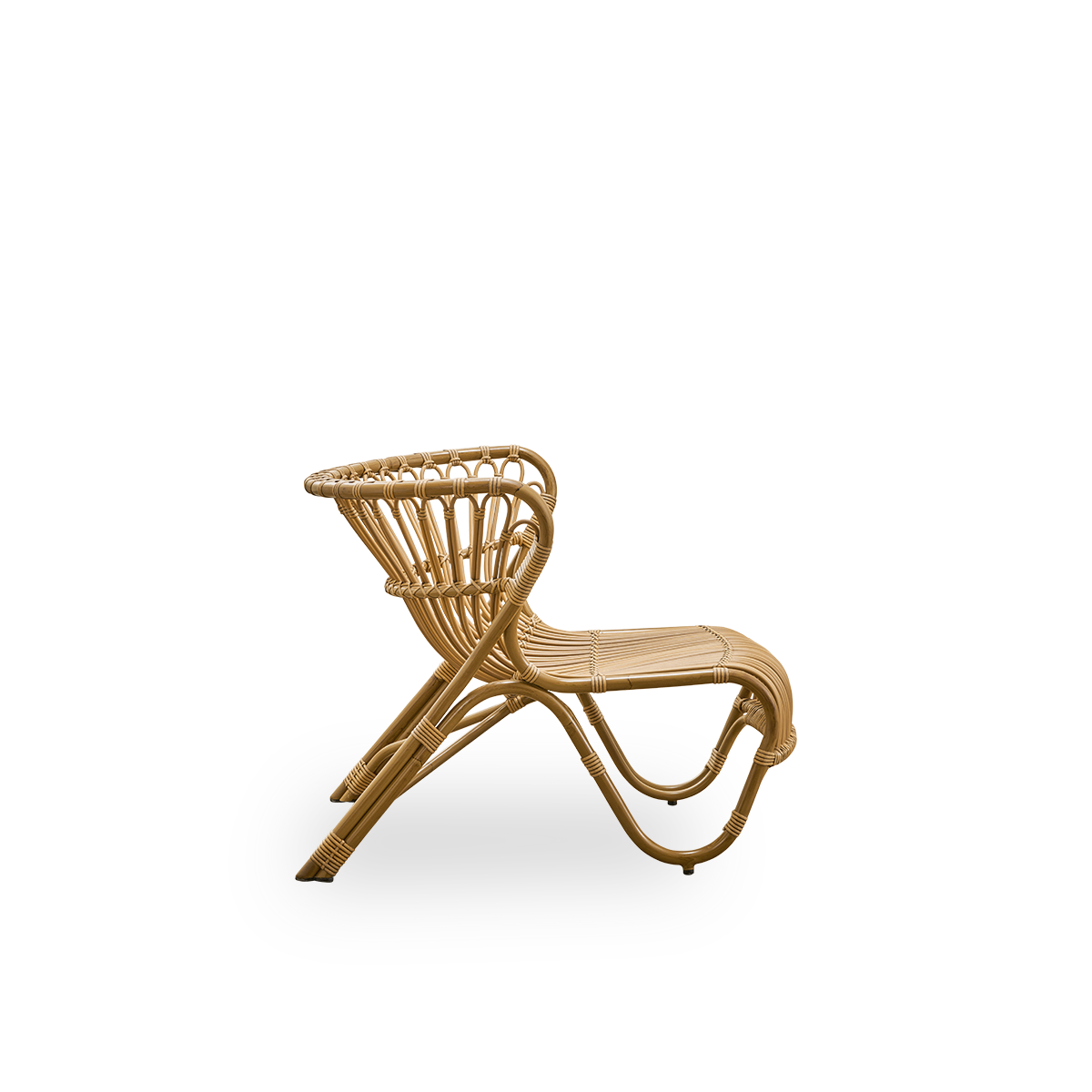 Ren sidevisning af Fox Exterior loungestol i antik brun rattan-look, prisvindende design af Viggo Boesen. Lav, buet loungestol med håndbøjet aluminiumramme og ArtFibre-fletninger.