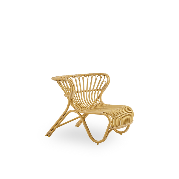 Side view af Fox udendørs loungestol i naturligt rattan-look, prisvindende design af Viggo Boesen. Lav, kurvet loungestol med håndbøjet aluminiumsramme og ArtFibre-fletninger.