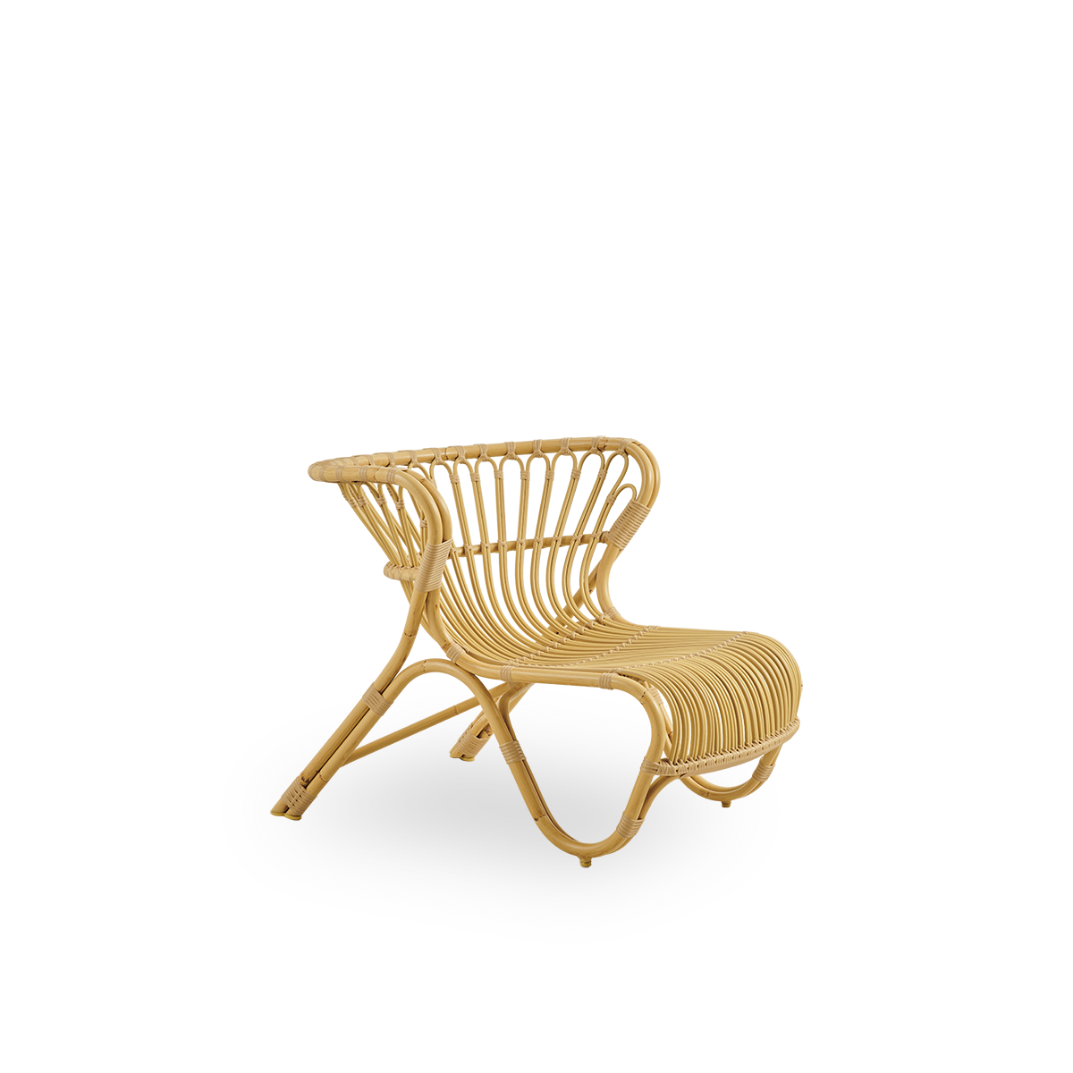Side view af Fox udendørs loungestol i naturligt rattan-look, prisvindende design af Viggo Boesen. Lav, kurvet loungestol med håndbøjet aluminiumsramme og ArtFibre-fletninger.