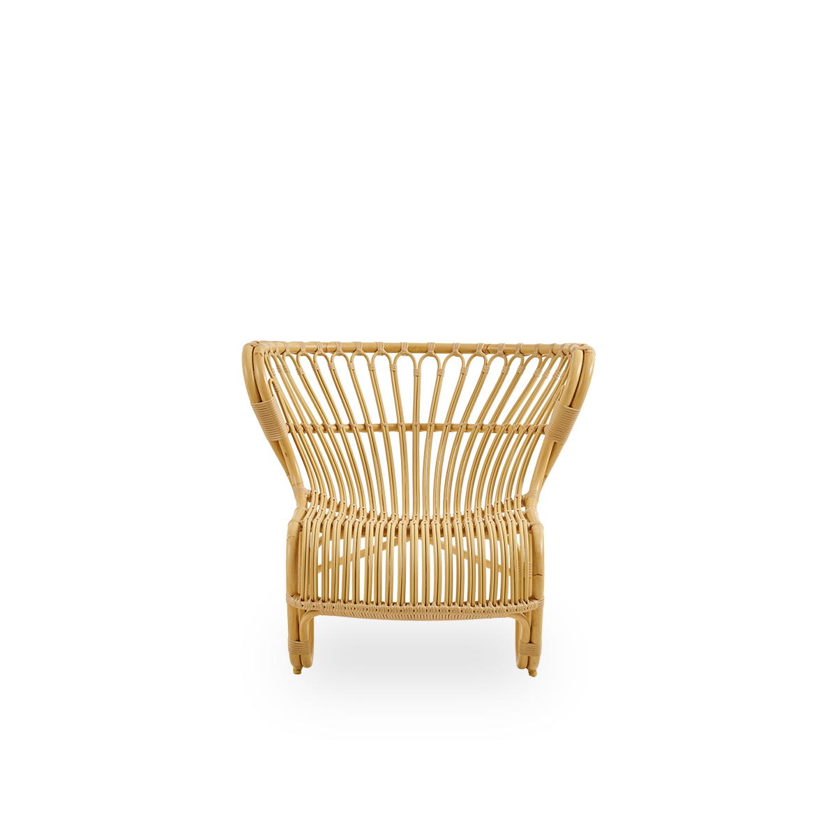 Ren front vinkel af Fox Exterior loungestolen i rattan-look, prisvindende design af Viggo Boesen.
Lav, kurvet loungestol med håndbøjet aluminiumsramme og ArtFibre-fletninger.