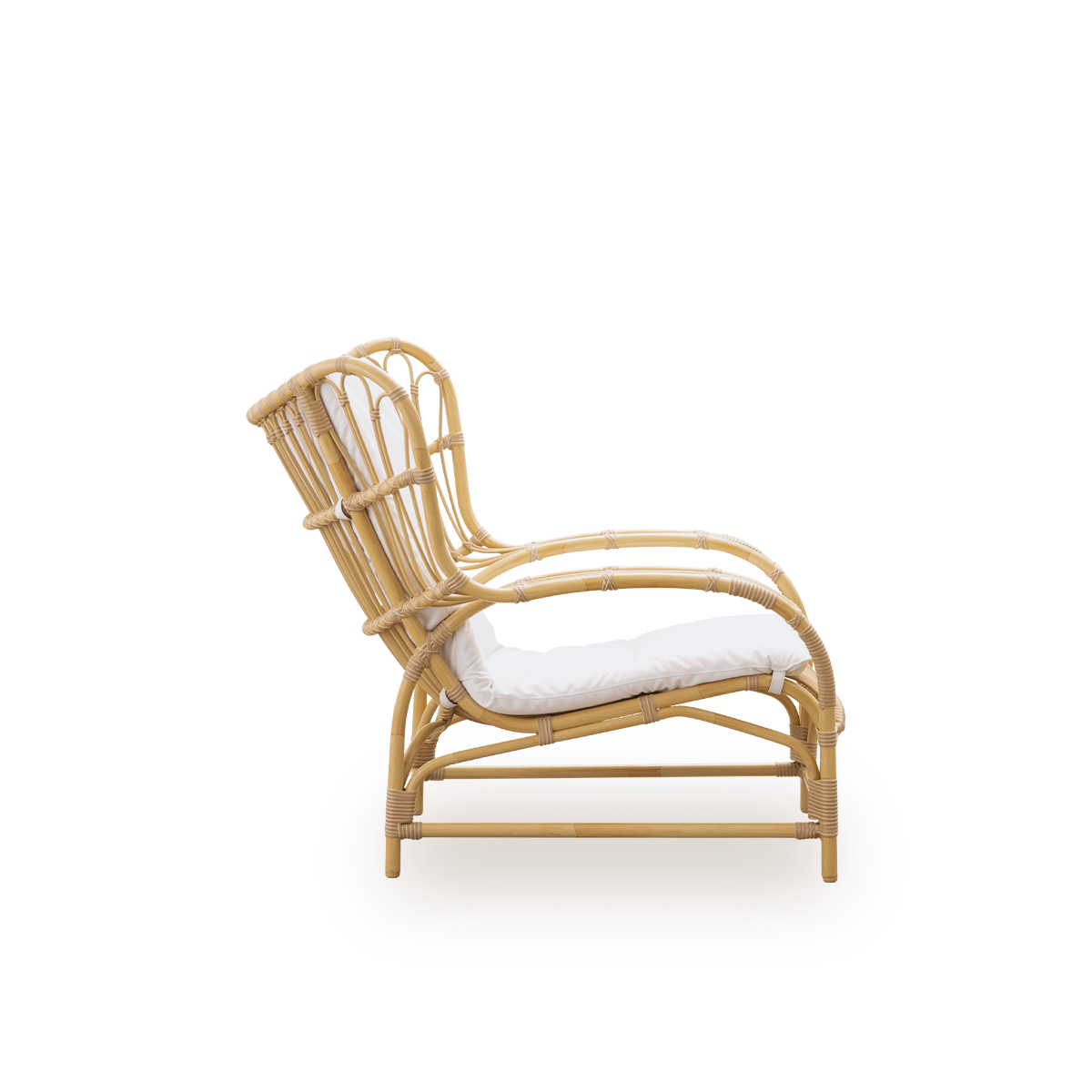 Ren sidevisning af Teddy Exterior loungestol designet af Viggo Boesen. Stor, omfavnende loungestol fremstillet af aluminiumsramme med rattanlook og detaljer bundet i ArtFibre.