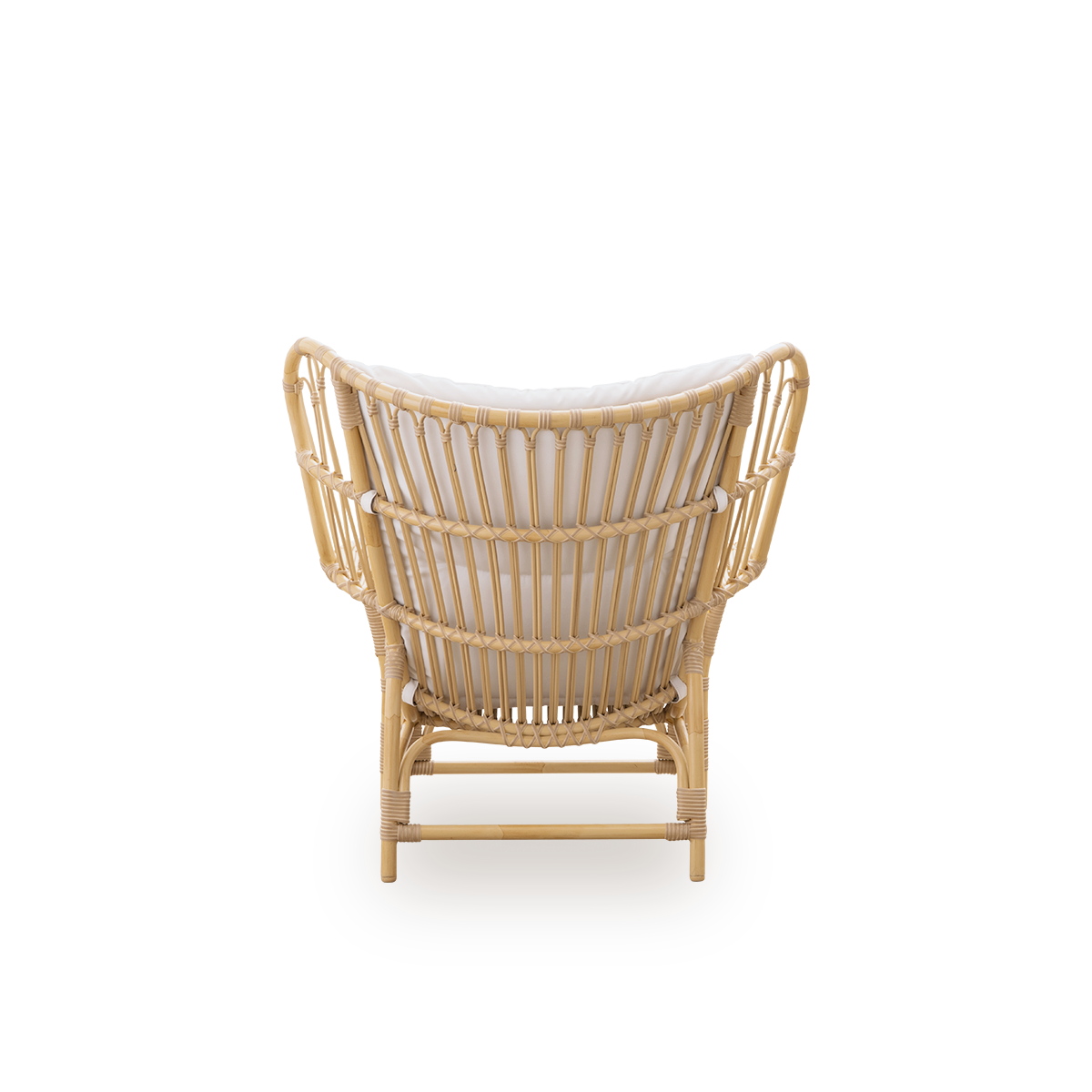 Bagfra vinkel af Teddy Exterior loungestol designet af Viggo Boesen. Stor, omsluttende loungestol lavet med aluminiumsramme i rattan-look med ArtFibre-bindinger.