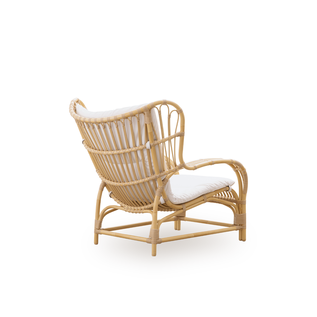 Sidevinkel bagfra af Teddy Exterior loungestol designet af Viggo Boesen.
Stor, omfavnende loungestol lavet af aluminiumsramme i rattanlook med ArtFibre-flet.