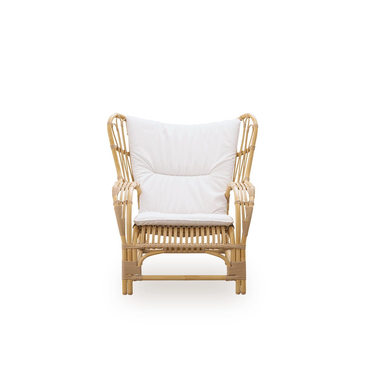 Ren front vinkel af Teddy Exterior loungestol designet af Viggo Boesen.
Stor, omfavnende loungestol fremstillet af aluminiumsstel i rattan-look med ArtFibre-bindinger.