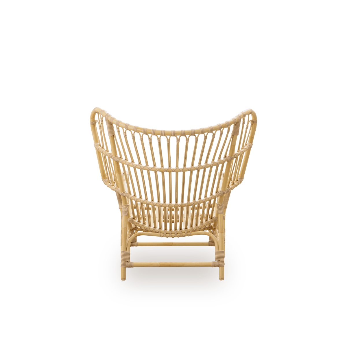 Bagfra vinkel af Teddy Exterior loungestol designet af Viggo Boesen. Stor, omsluttende loungestol lavet med aluminiumsramme i rattan-look med ArtFibre-bindinger.