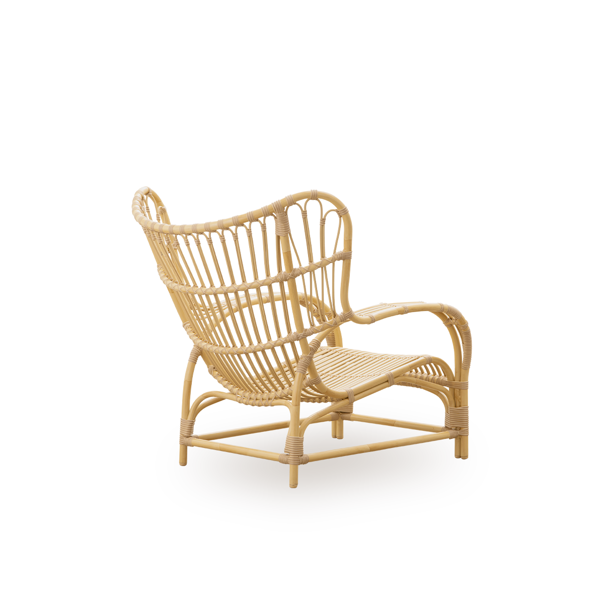 Sidevinkel bagfra af Teddy Exterior loungestol designet af Viggo Boesen.
Stor, omfavnende loungestol lavet af aluminiumsramme i rattanlook med ArtFibre-flet.