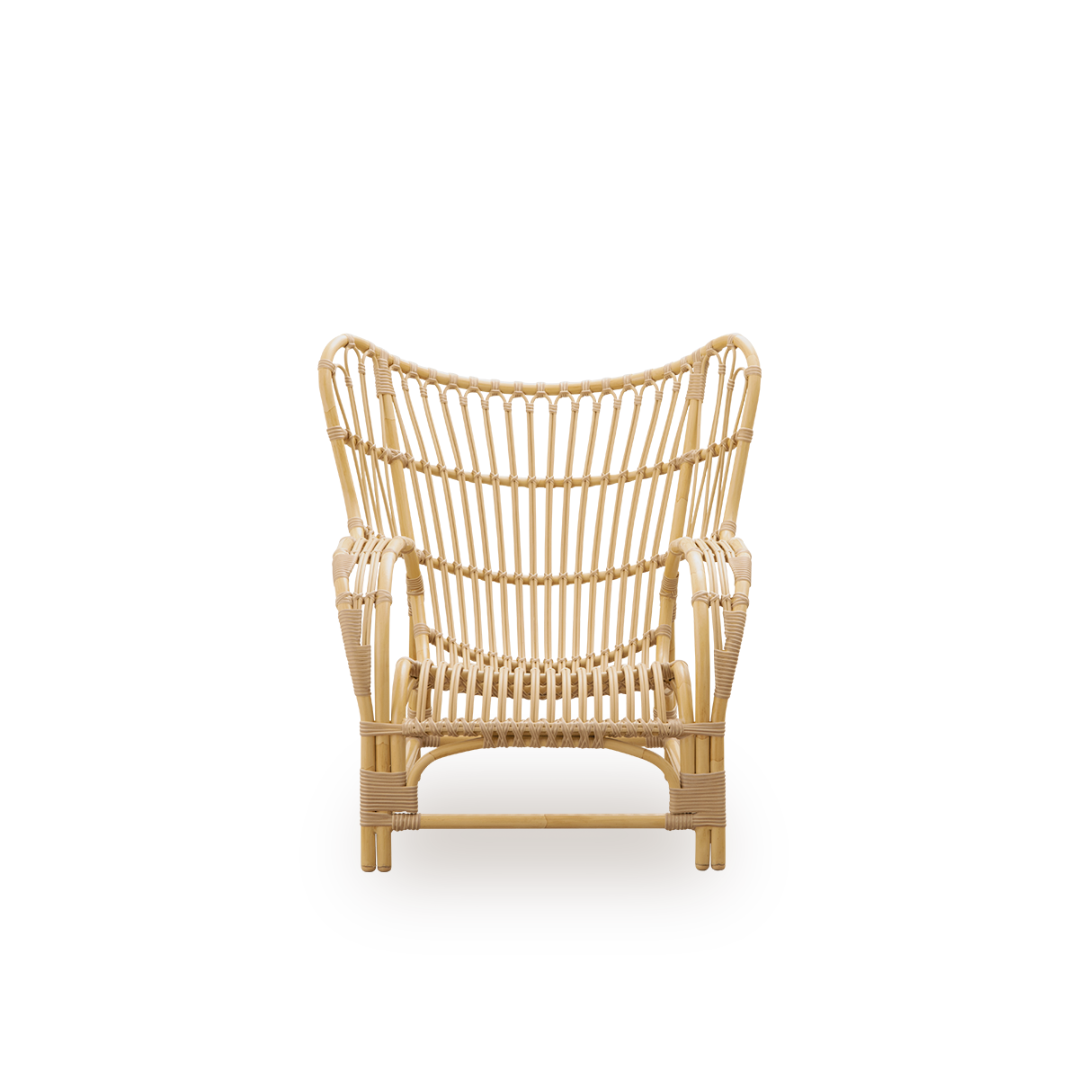 Ren front vinkel af Teddy Exterior loungestol designet af Viggo Boesen.
Stor, omfavnende loungestol fremstillet af aluminiumsstel i rattan-look med ArtFibre-bindinger.