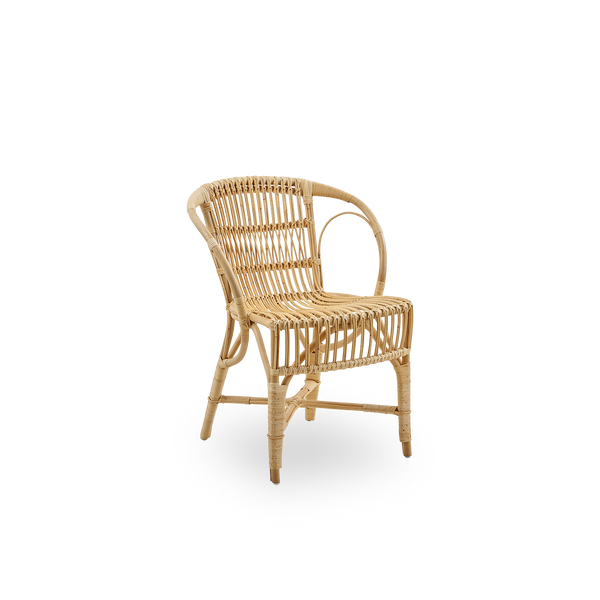 Side view af Robert spisestol i Natural farve, designet af Robert W. Elegant fletstol håndlavet i højkvalitets indonesisk rattan.