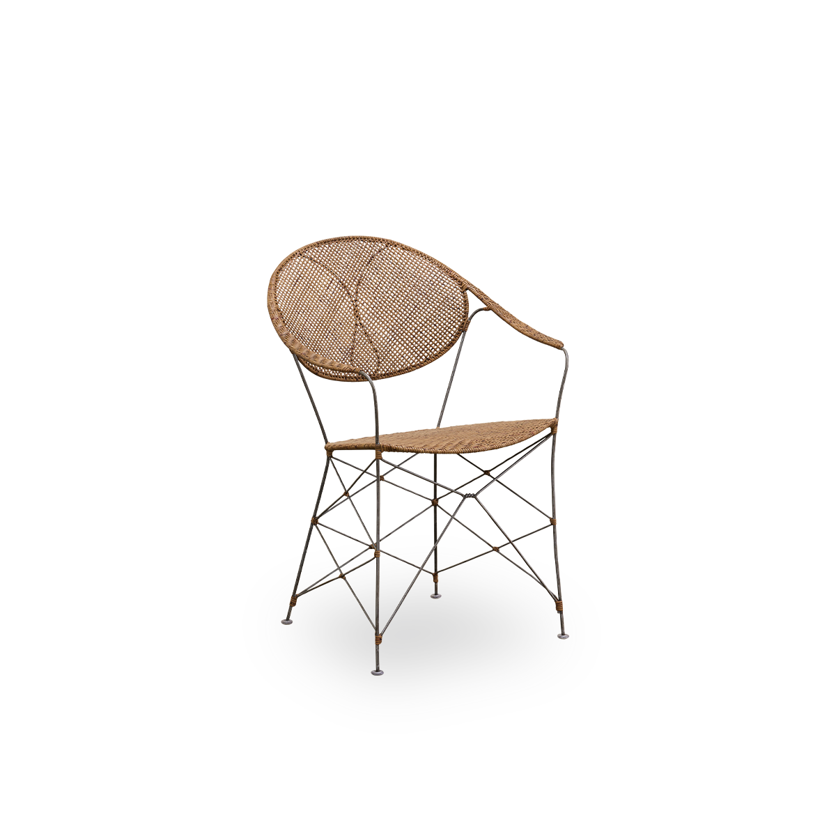 Side view af Funky spisestol, designet af Yuzuru Yamakawa. Stolen har en stålramme med håndflettet sæde og ryg i rattan af høj kvalitet fra Indonesien i hasselnøddefarve.