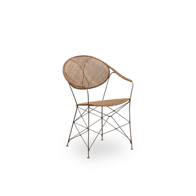 Side view af Funky spisestol, designet af Yuzuru Yamakawa. Stolen har en stålramme med håndflettet sæde og ryg i rattan af høj kvalitet fra Indonesien i hasselnøddefarve.