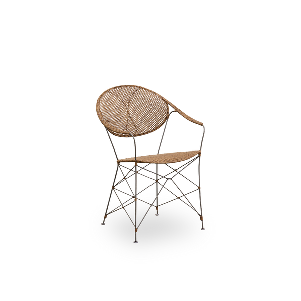 Side view af Funky spisestol, designet af Yuzuru Yamakawa. Stolen har en stålramme med håndflettet sæde og ryg i rattan af høj kvalitet fra Indonesien i hasselnøddefarve.