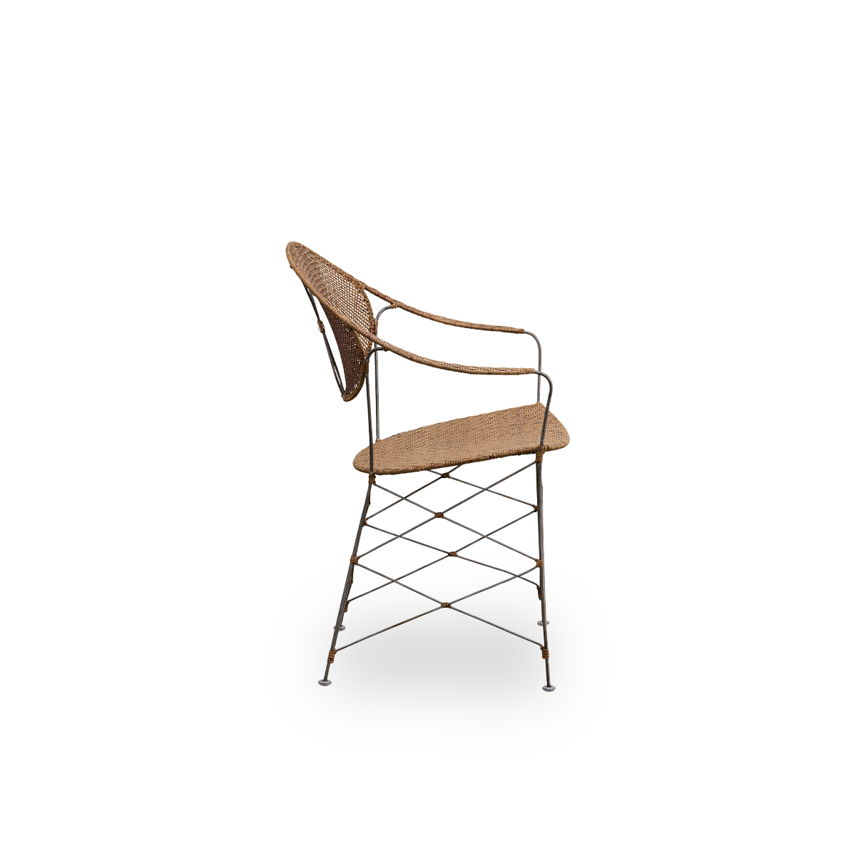 Ren sidevisning af Funky spisebordsstol designet af Yuzuru Yamakawa. Stolen har en stålramme med håndflettet sæde og ryg i høj kvalitet indonesisk rattan i hasselnødfarve.