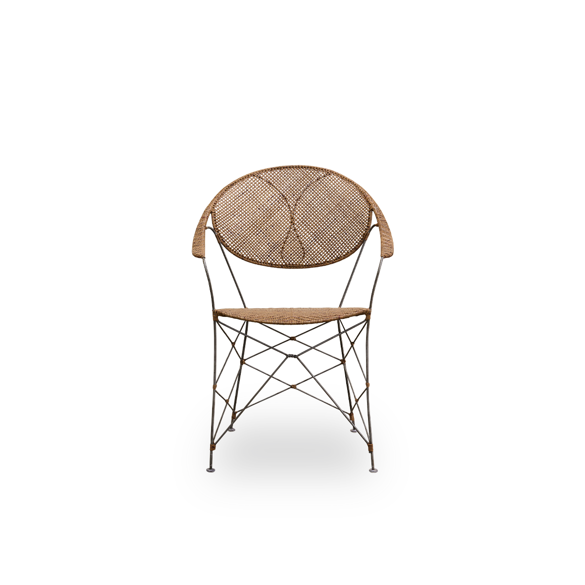 Ren front vinkel af Funky spisestol, designet af Yuzuru Yamakawa.
Stolen har en stålramme med håndflettet sæde og ryglæn, lavet af indonesisk rattan af høj kvalitet i hasselnøddefarve.