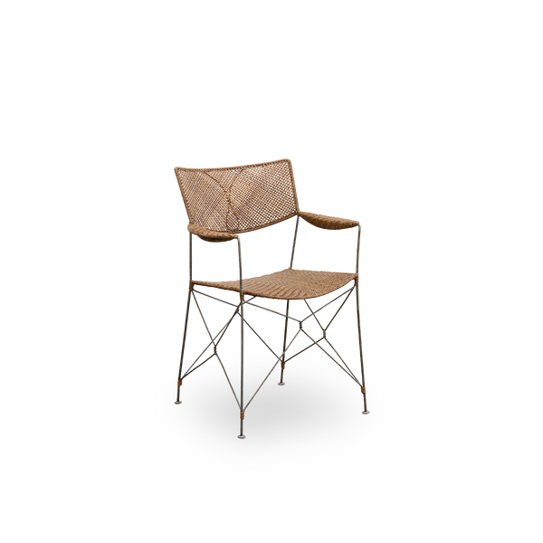 Side view af Rap spisestol designet af Yuzuru Yamakawa. Stålranke med sæde og ryg håndflettet i indonesisk rattan, let stol der kombinerer japansk design med traditionelt indonesisk håndværk.
