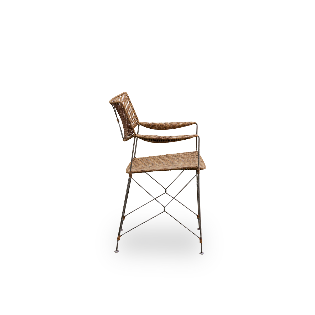 Ren sidevisning af Rap spisebordsstol designet af Yuzuru Yamakawa. Stålramme med sæde og ryg håndflettet i indonesisk rattan, let stol der kombinerer japansk design med traditionelt indonesisk håndværk.