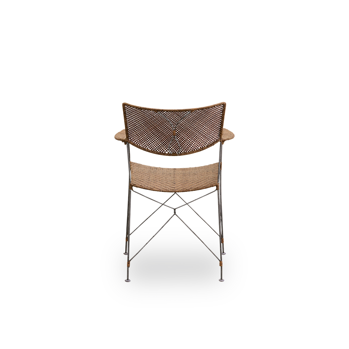 Bagfra vinkel af Rap spisestol designet af Yuzuru Yamakawa. Stålramme med sæde og ryglæn håndflettet i indonesisk rattan. En let stol, der kombinerer japansk design med traditionelt indonesisk håndværk.
