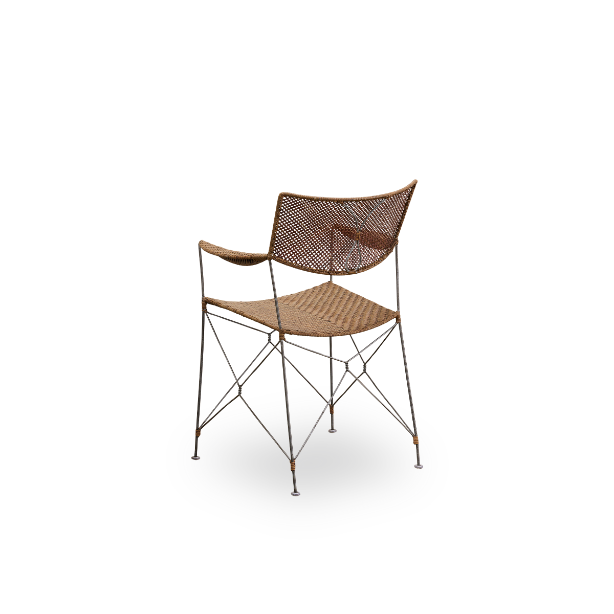 Sidevinkel bagfra af Rap spisebordsstolen, designet af Yuzuru Yamakawa.
Stålramme med sæde og ryglæn håndflettet i indonesisk rattan. Letvægtsstol, der kombinerer japansk design med traditionelt indonesisk håndværk.