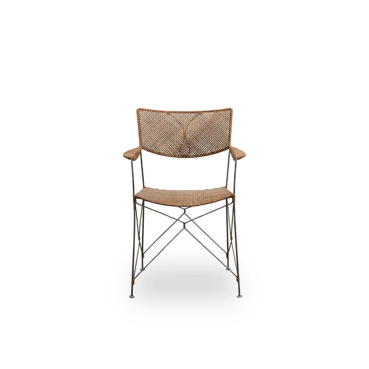 Ren front vinkel af Rap spisestol designet af Yuzuru Yamakawa.
Stålræmme med sæde og ryg flettet i håndlavet indonesisk rattan. Letvægtsstol, der kombinerer japansk design med traditionelt indonesisk håndværk.