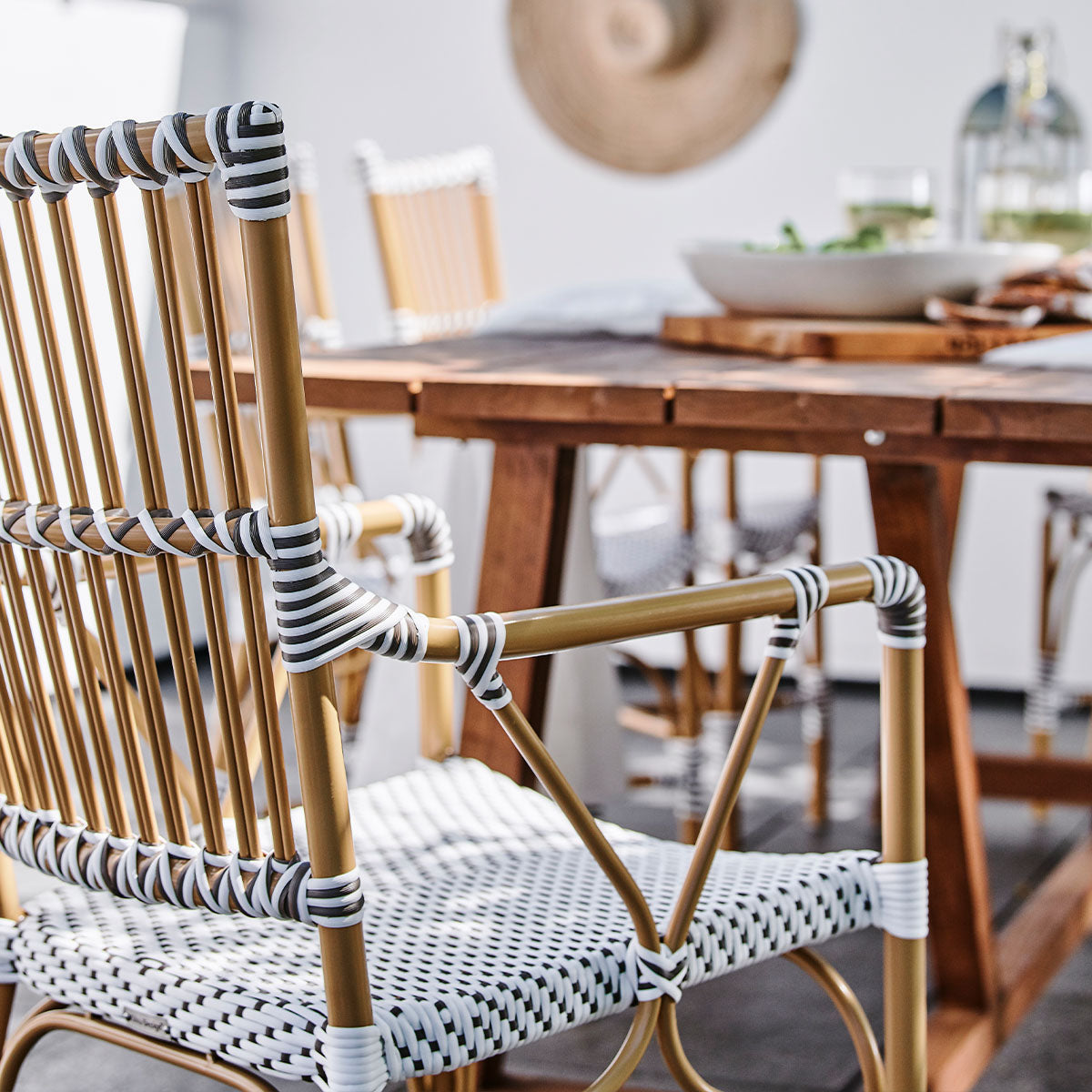 Monique Exterior Caféstol